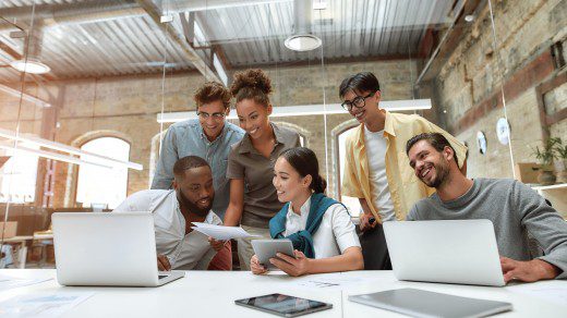 tecnologia nas empresas - pessoas em torno de uma mesa